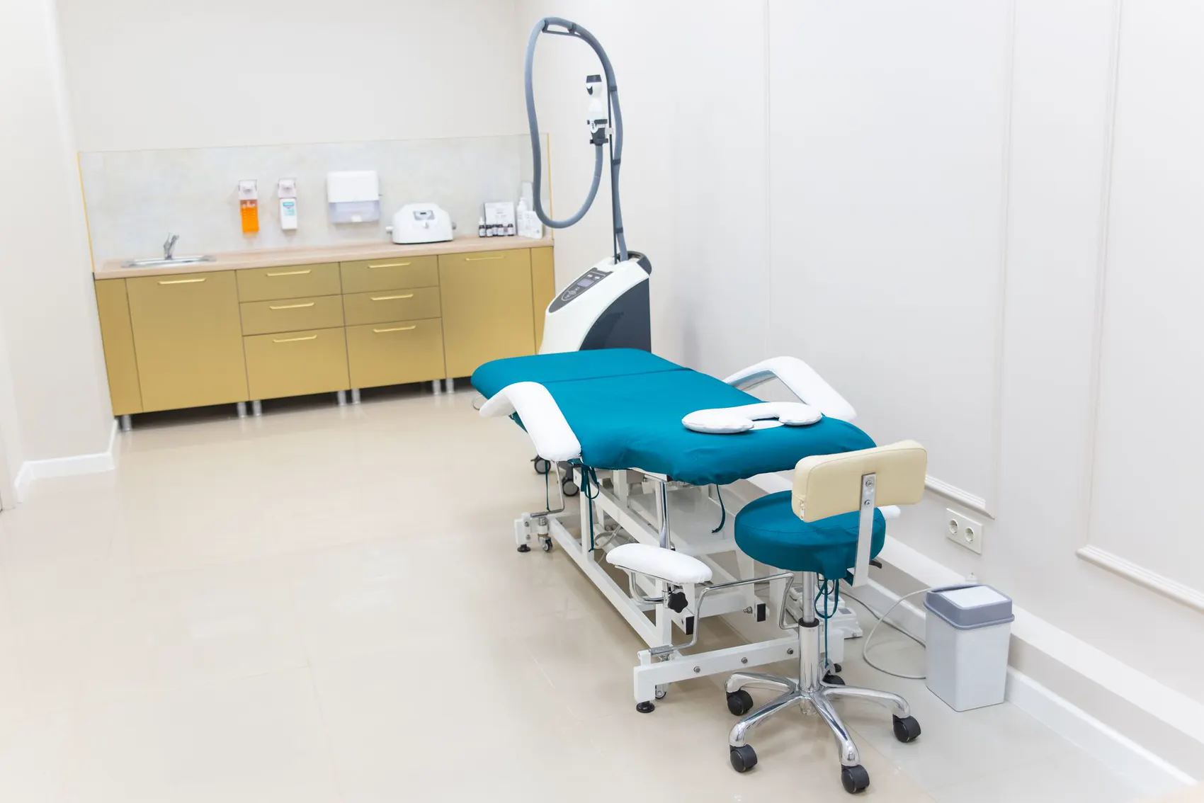 The test room: a couch, a machine on a stand and a row of cabinets